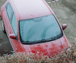 Ce obiecte să nu lași în mașină iarna. Unele dintre ele pot exploda din cauza gerului