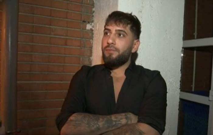 fulgy imbracat la camasa neagra