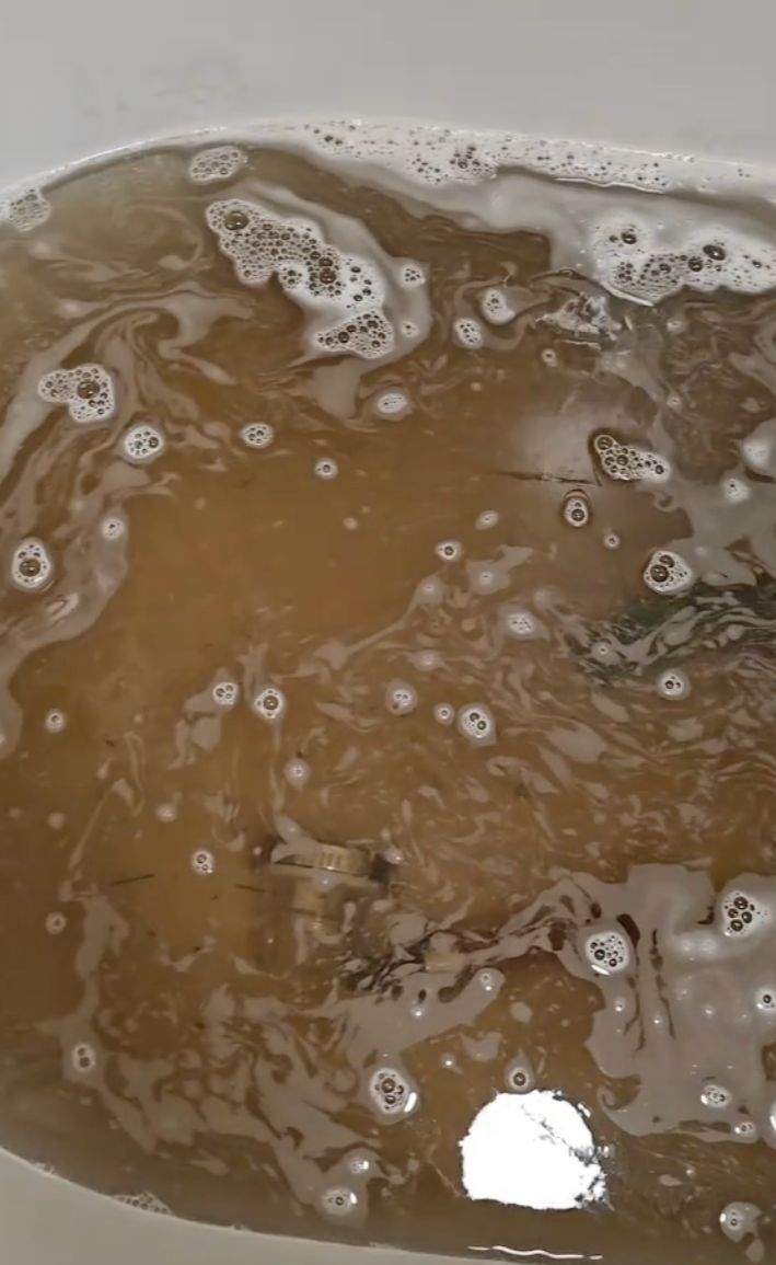 Apa murdară de la brad