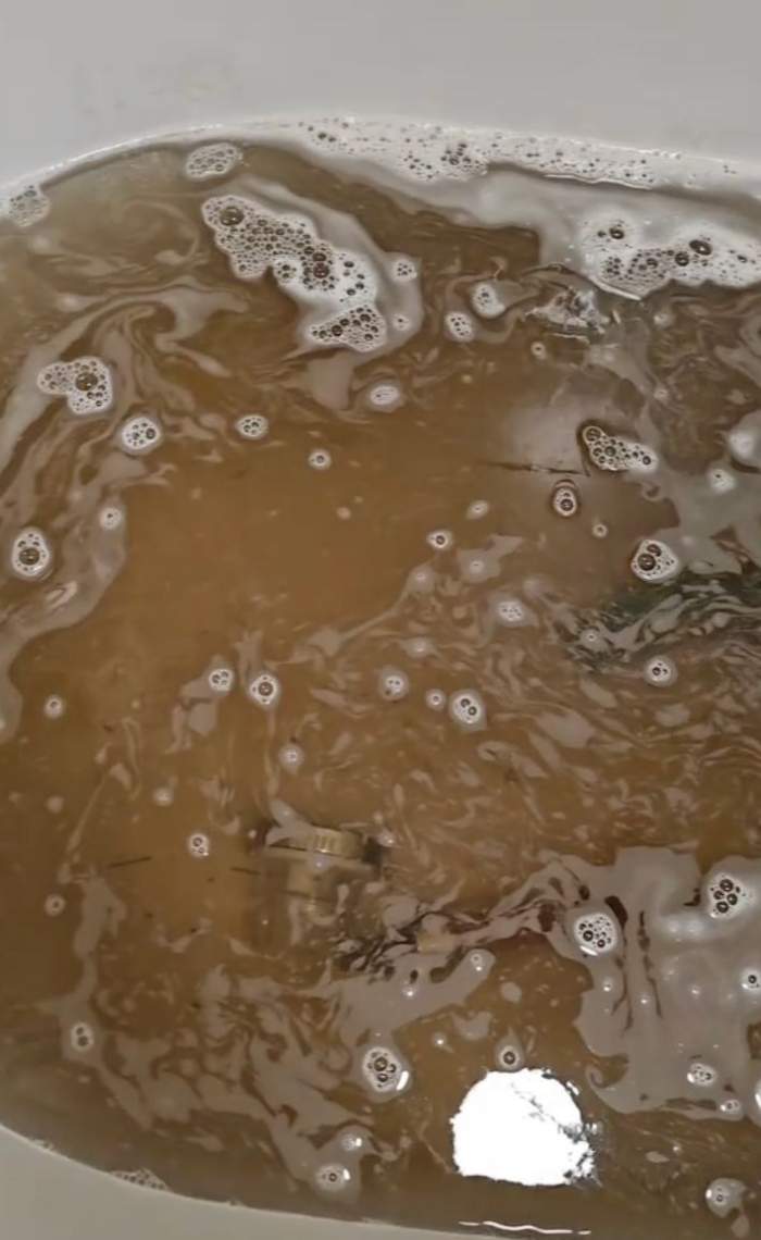 Apa murdară de la brad