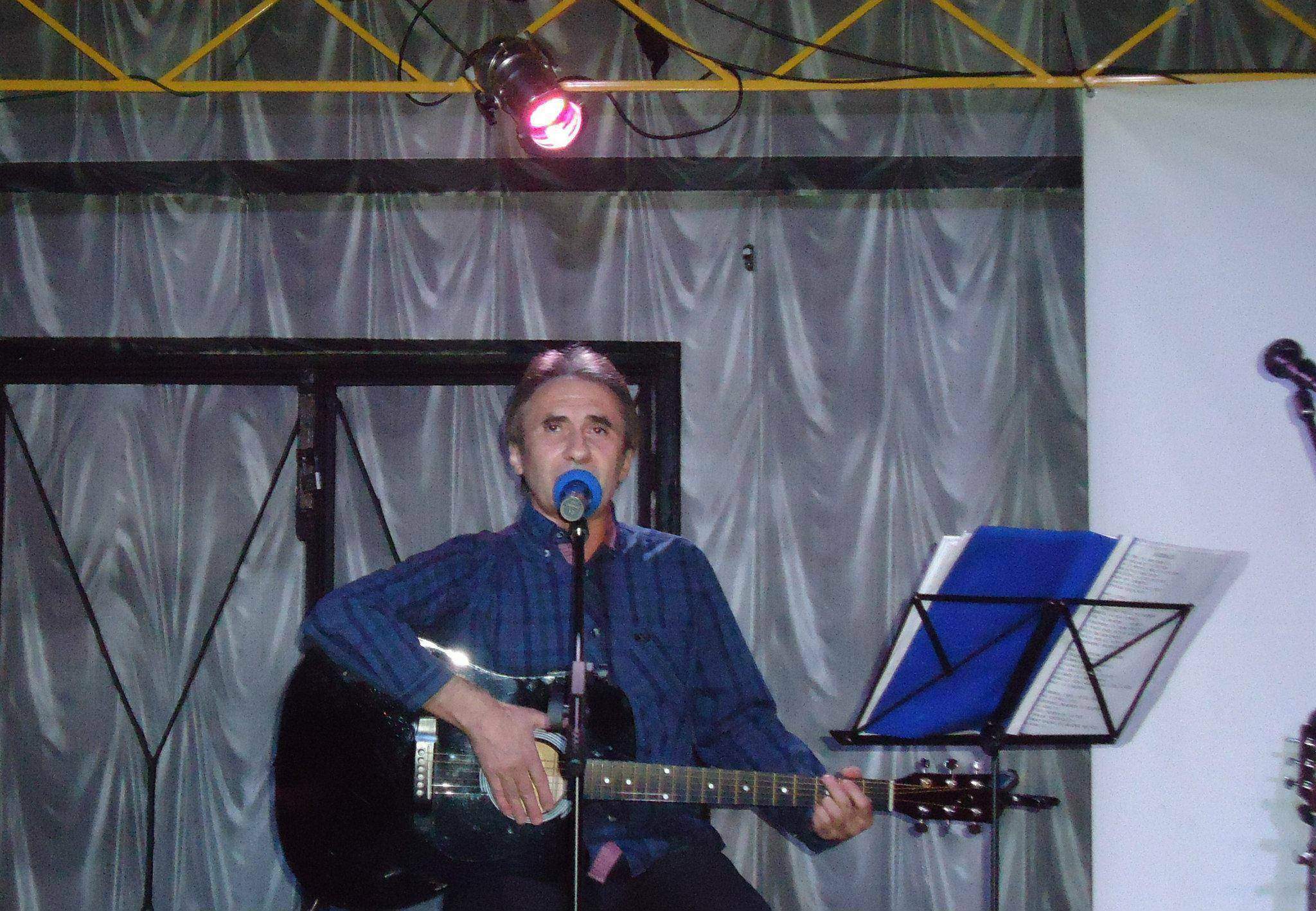 Sandel Balan canta la chitara