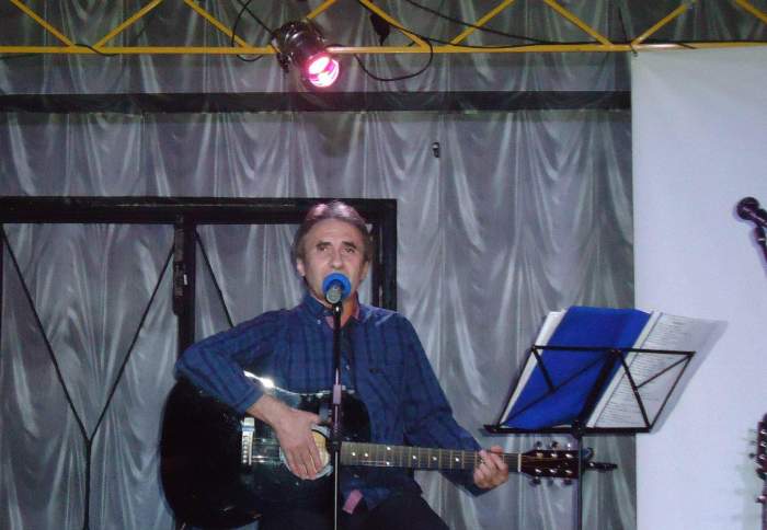 Sandel Balan canta la chitara