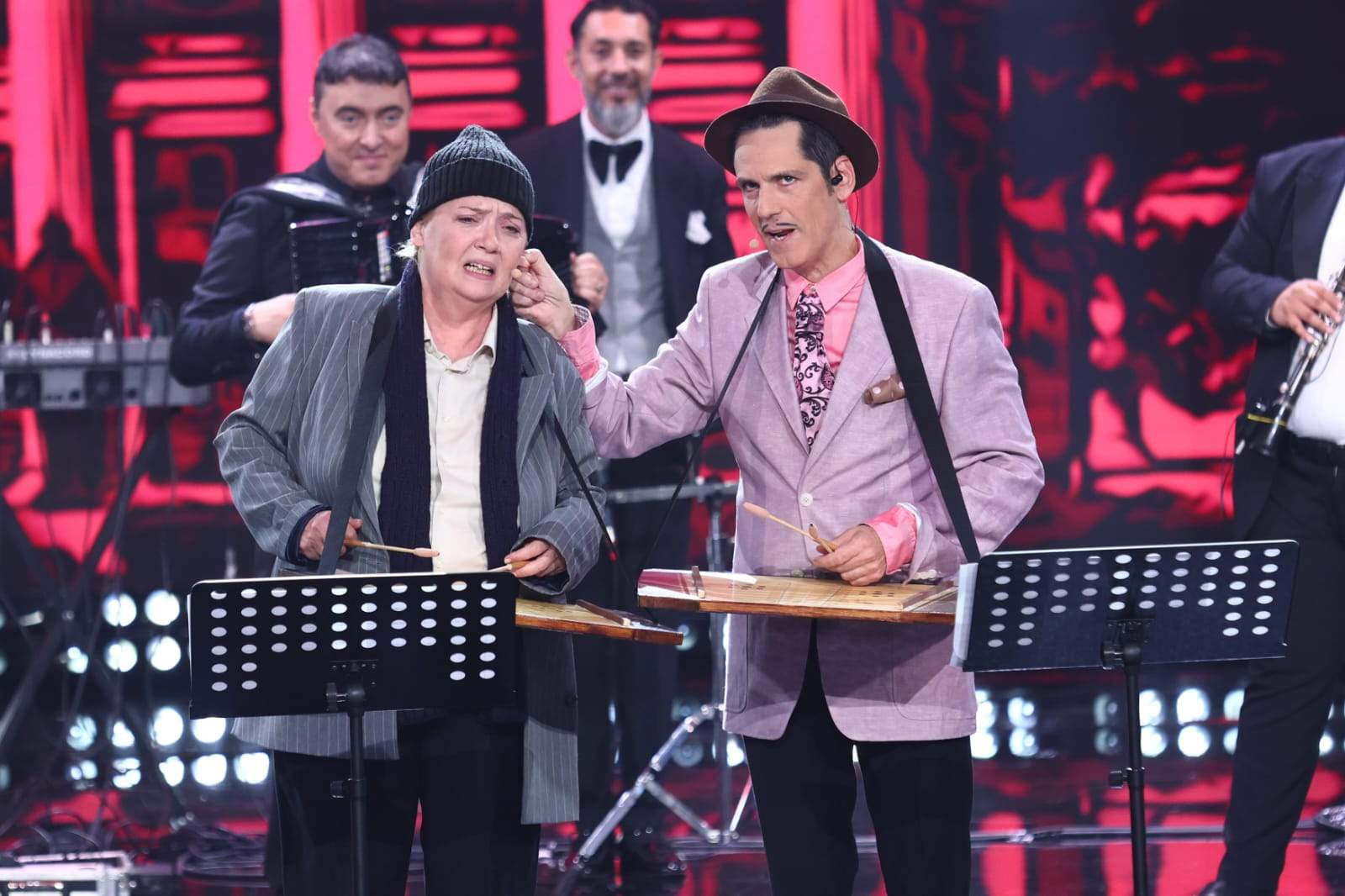 Ștefan Bănică urcă alături de Emilia Popescu pe scenă, la Revelionul cel mai neBUN. Numărul plin de umor va fi văzut pe Antena 1 și AntenaPLAY în noaptea dintre ani