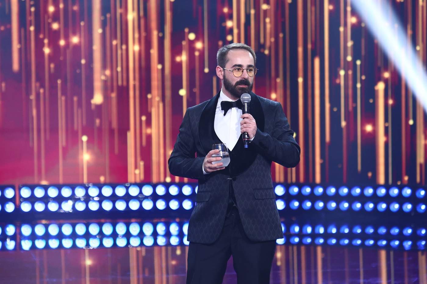 Ștefan Bănică urcă alături de Emilia Popescu pe scenă, la Revelionul cel mai neBUN. Numărul plin de umor va fi văzut pe Antena 1 și AntenaPLAY în noaptea dintre ani