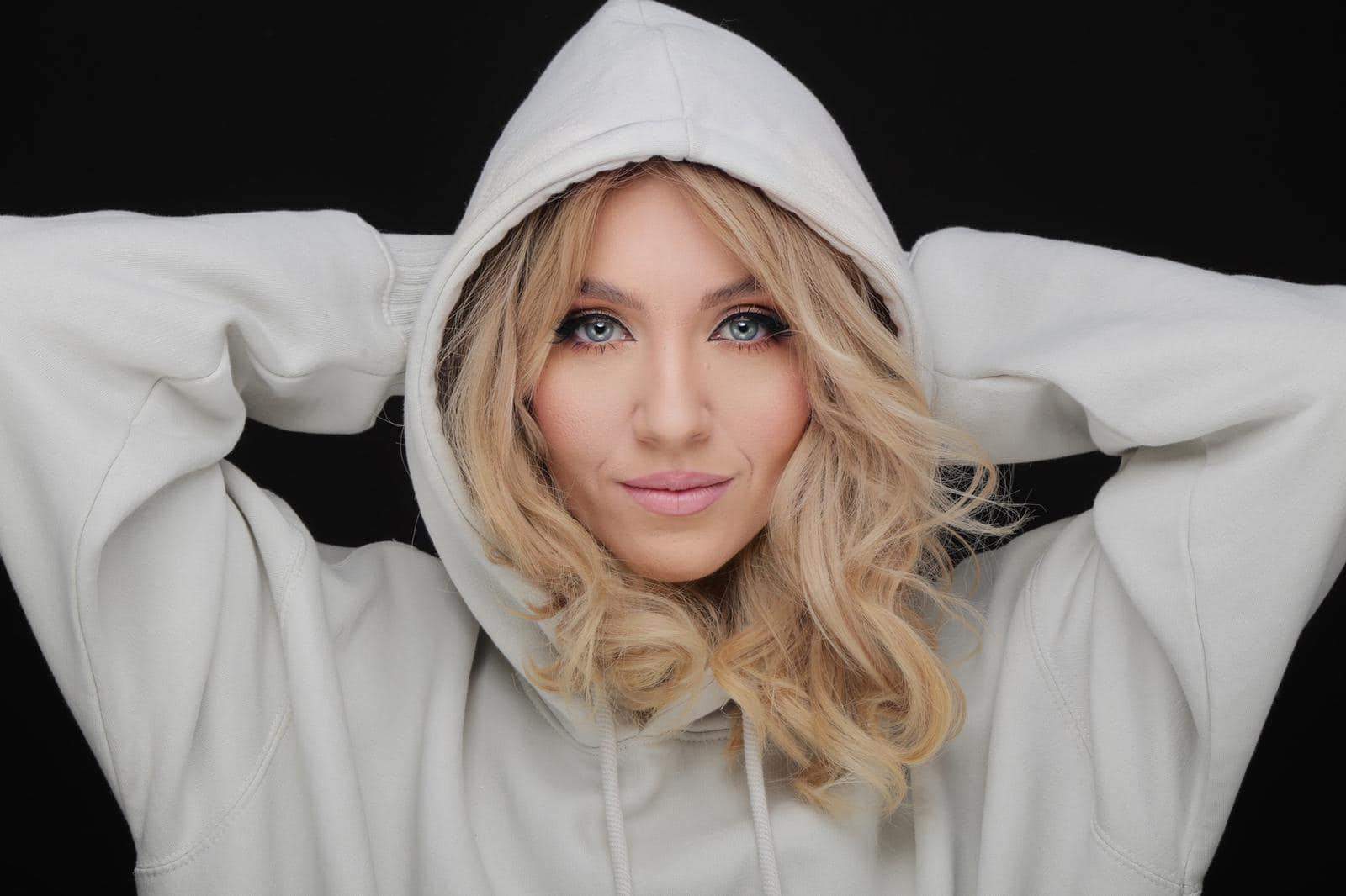 Ana Odagiu are glugă pe cap