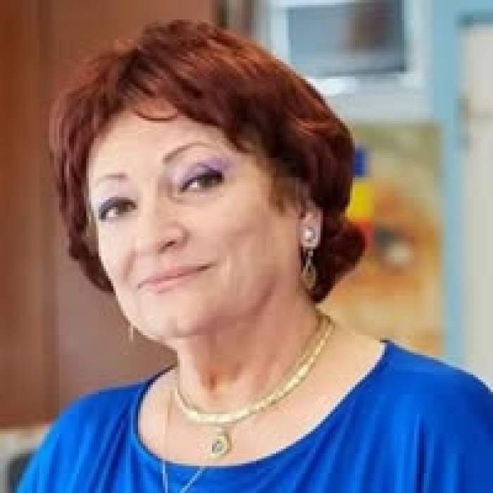 Monica Pop, într-o bluză albastră