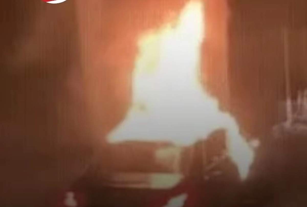 Mașină în flăcări