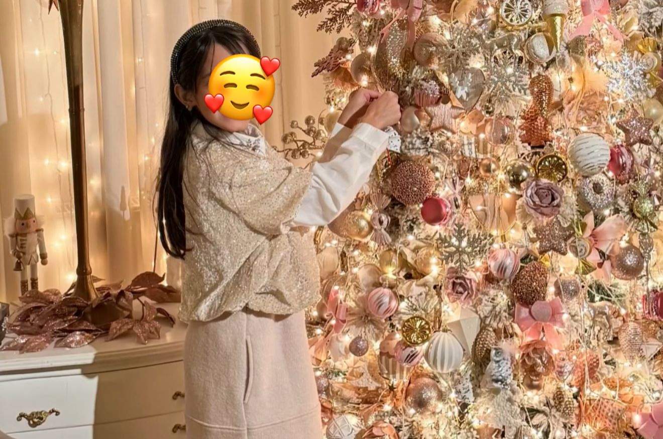 Rania, fiica lui Florin Salam, la bradul de Crăciun
