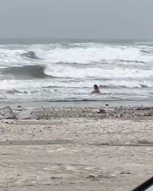Imagini uluitoare surprinse pe o plajă din Mamaia! O femeie a făcut baie în mare deși afară erau doar 8 grade