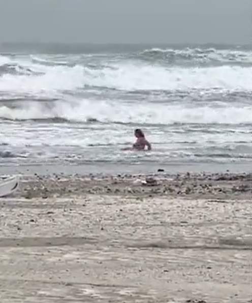 Imagini uluitoare surprinse pe o plajă din Mamaia! O femeie a făcut baie în mare deși afară erau doar 8 grade