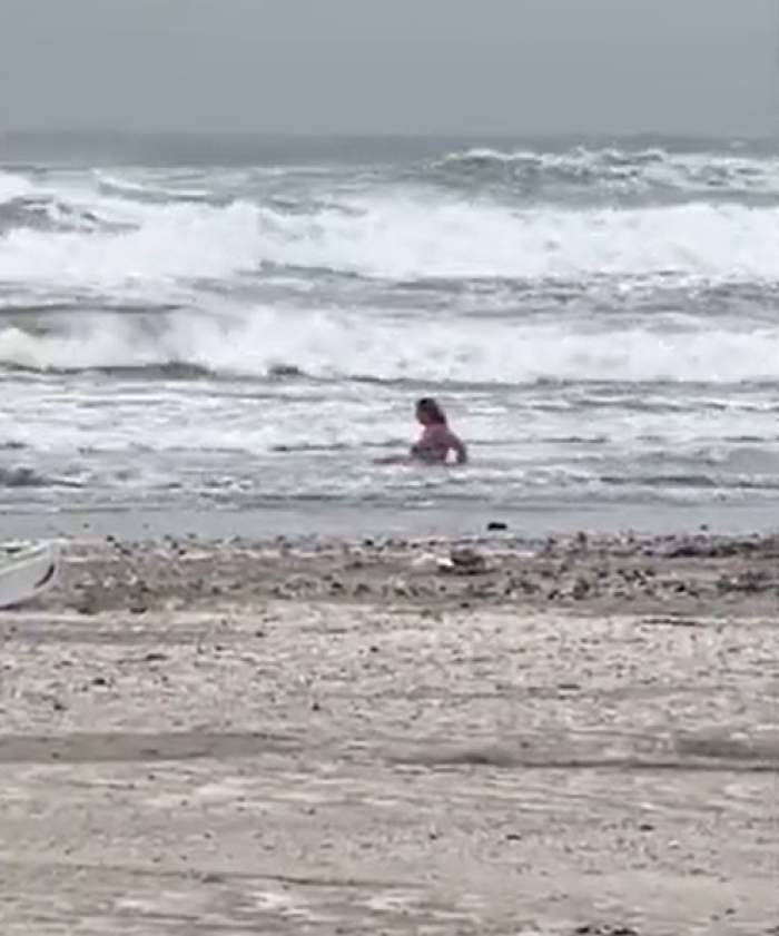 Imagini uluitoare surprinse pe o plajă din Mamaia! O femeie a făcut baie în mare deși afară erau doar 8 grade