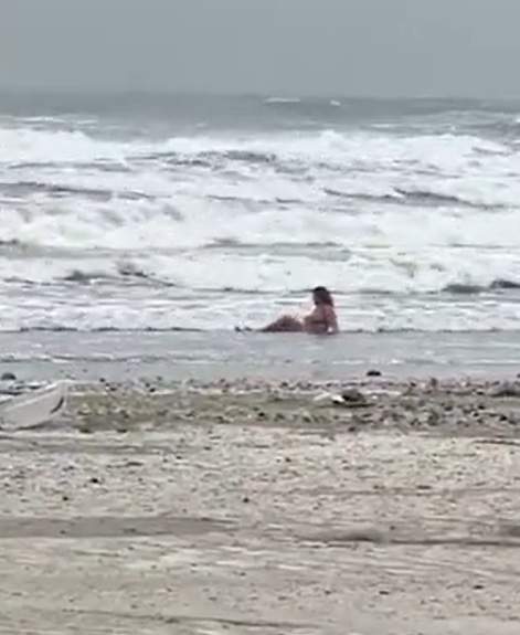Imagini uluitoare surprinse pe o plajă din Mamaia! O femeie a făcut baie în mare deși afară erau doar 8 grade