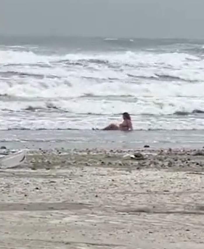 Imagini uluitoare surprinse pe o plajă din Mamaia! O femeie a făcut baie în mare deși afară erau doar 8 grade