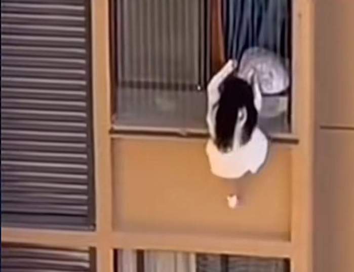 Bărbatul infidel o ține de mână