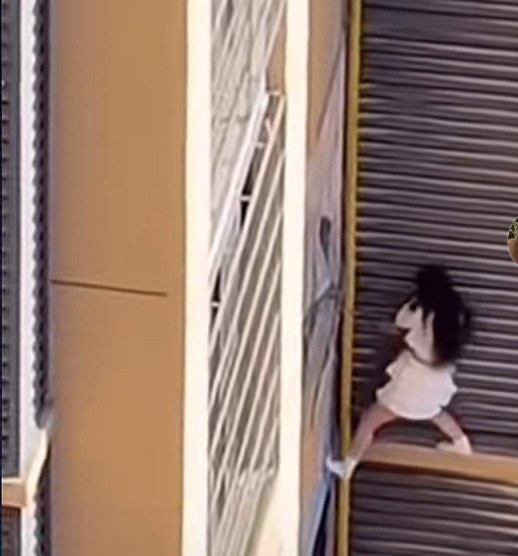 Amanta care se deplasează inându-se de bloc