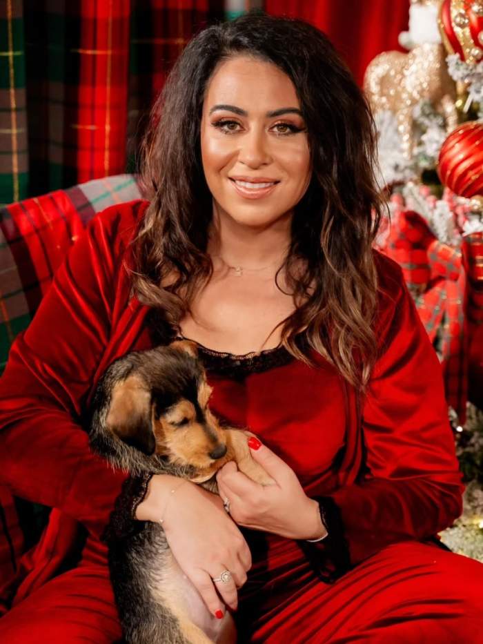 Oana Roman, alături de cățelușul ei