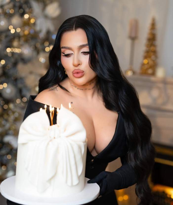 Oana Radu suflă în lumânările de pe tort