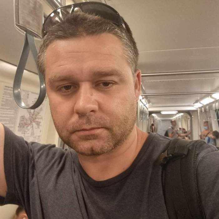 Ciprian Ciucu cu ochelari de soare pe cap