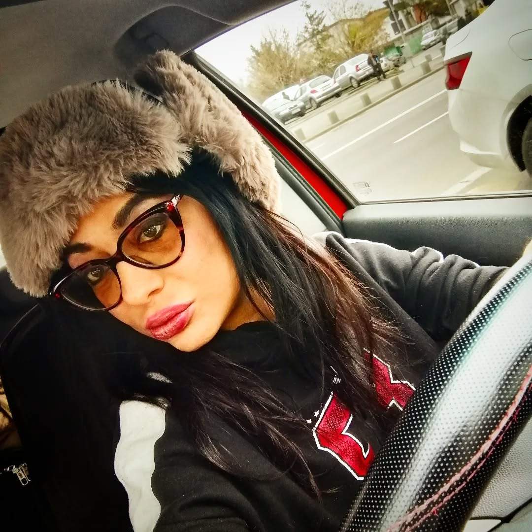 Ioana Popescu la volanul masinii