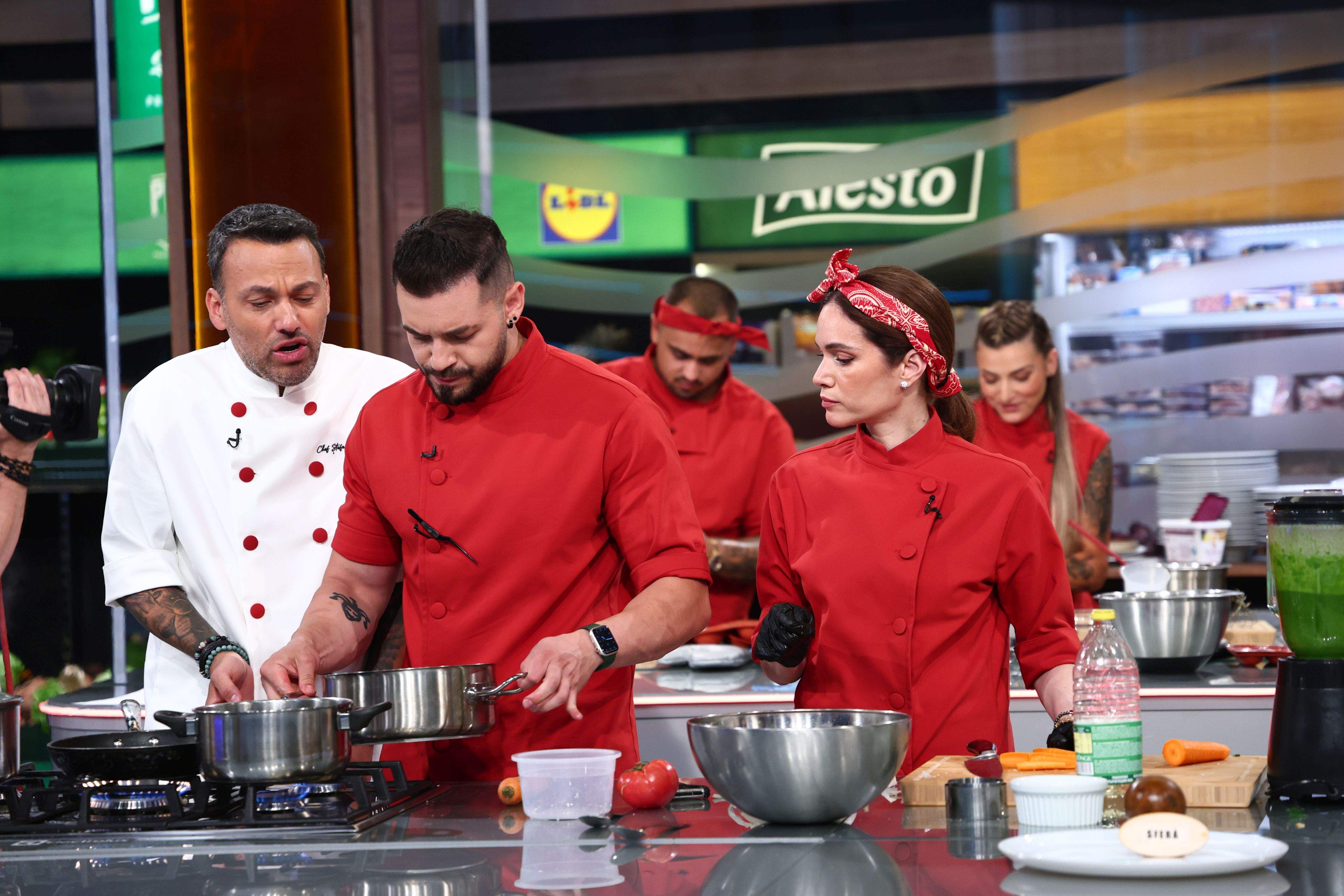 Echipa albastră a lui Chef Orlando a câștigat primul battle al sezonului 16 Chefi la cuțite. Diseară, Chef Richard aruncă în luptă prima amuletă