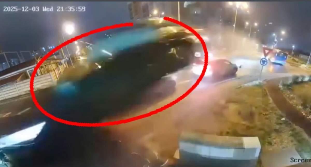 Mașina care a zburat peste sensul giratoriu