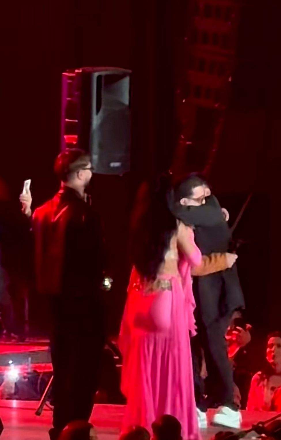 Tzancă Uraganu și Costel Biju se îmbrățișează