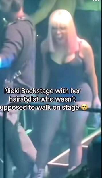 Nicki Minaj, înainte să urce pe scenă