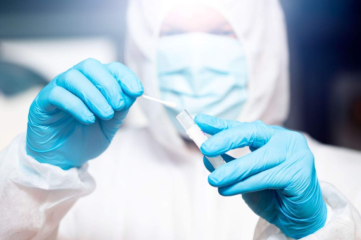 Conceptul de COVID-19 - Boala coronavirus - 2019-nCoV. Medic care ține o probă de sânge pentru analiză și prelevare de probe pentru boala infecțioasă Covid-19.