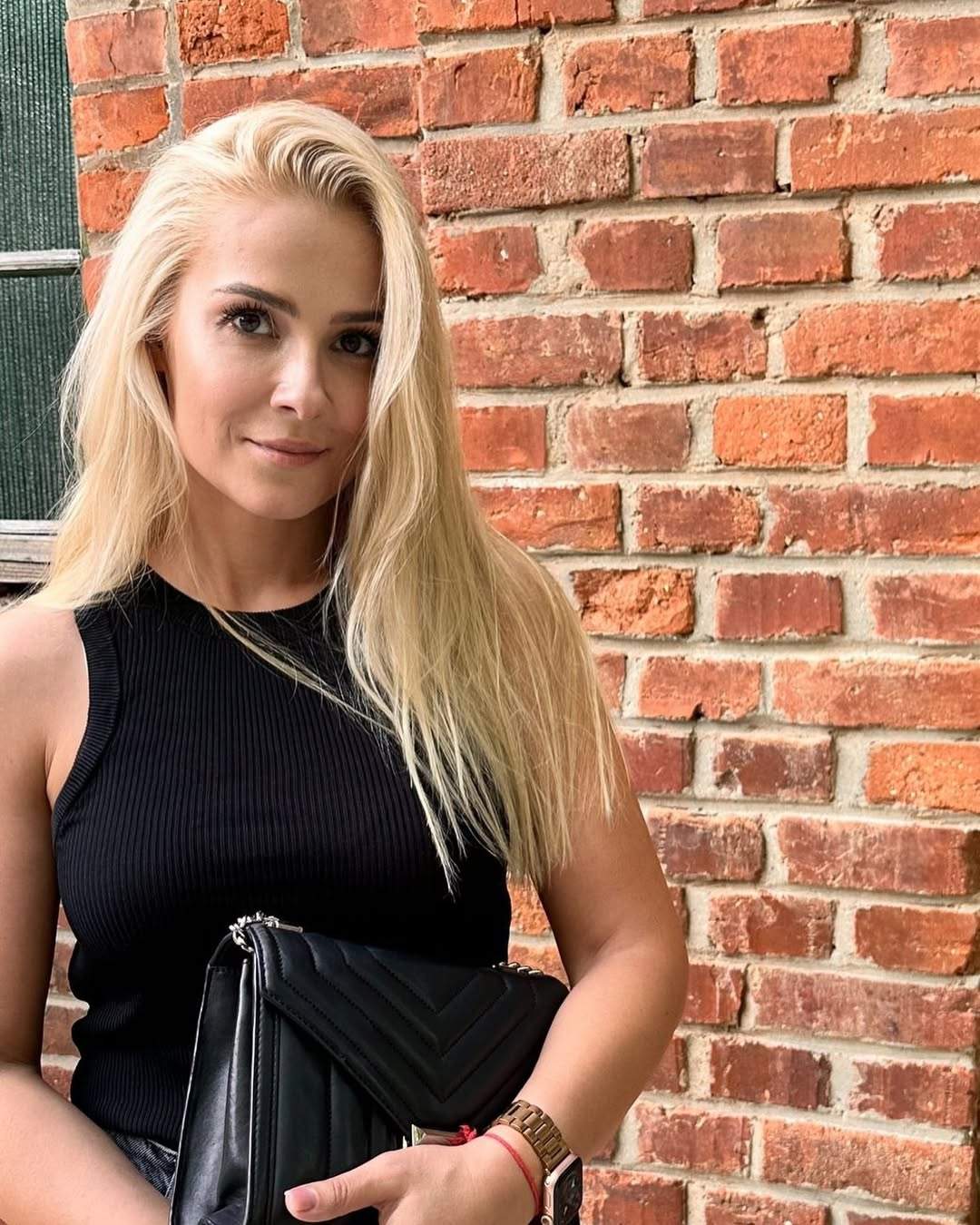 elena viscu langa un zid