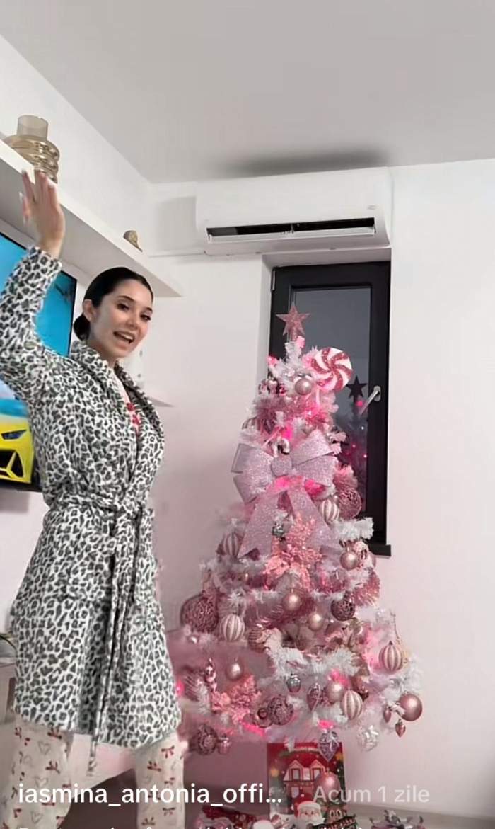 Iasmina, prezentându-și bradul de Crăciun