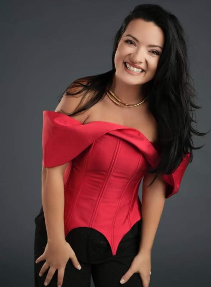 Anca Dinicu, zâmbind