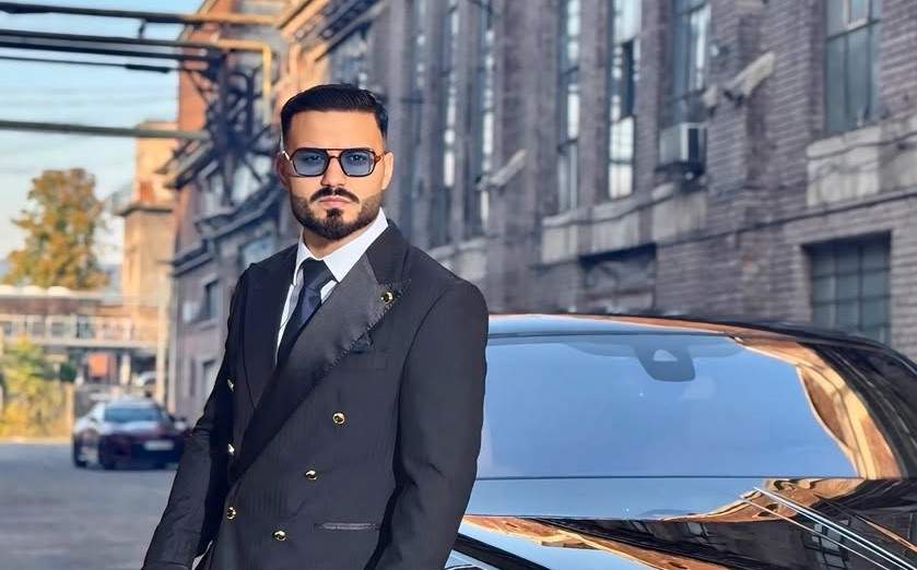 Jador, lângă o mașină