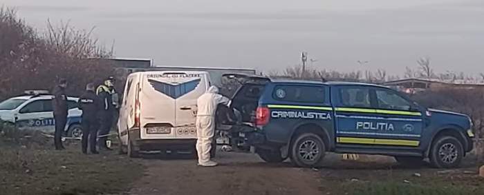 Cadavrul carbonizat al unei persoane, găsit într-o mașină parcată lângă Oradea! Polițiștii au intervenit de urgență