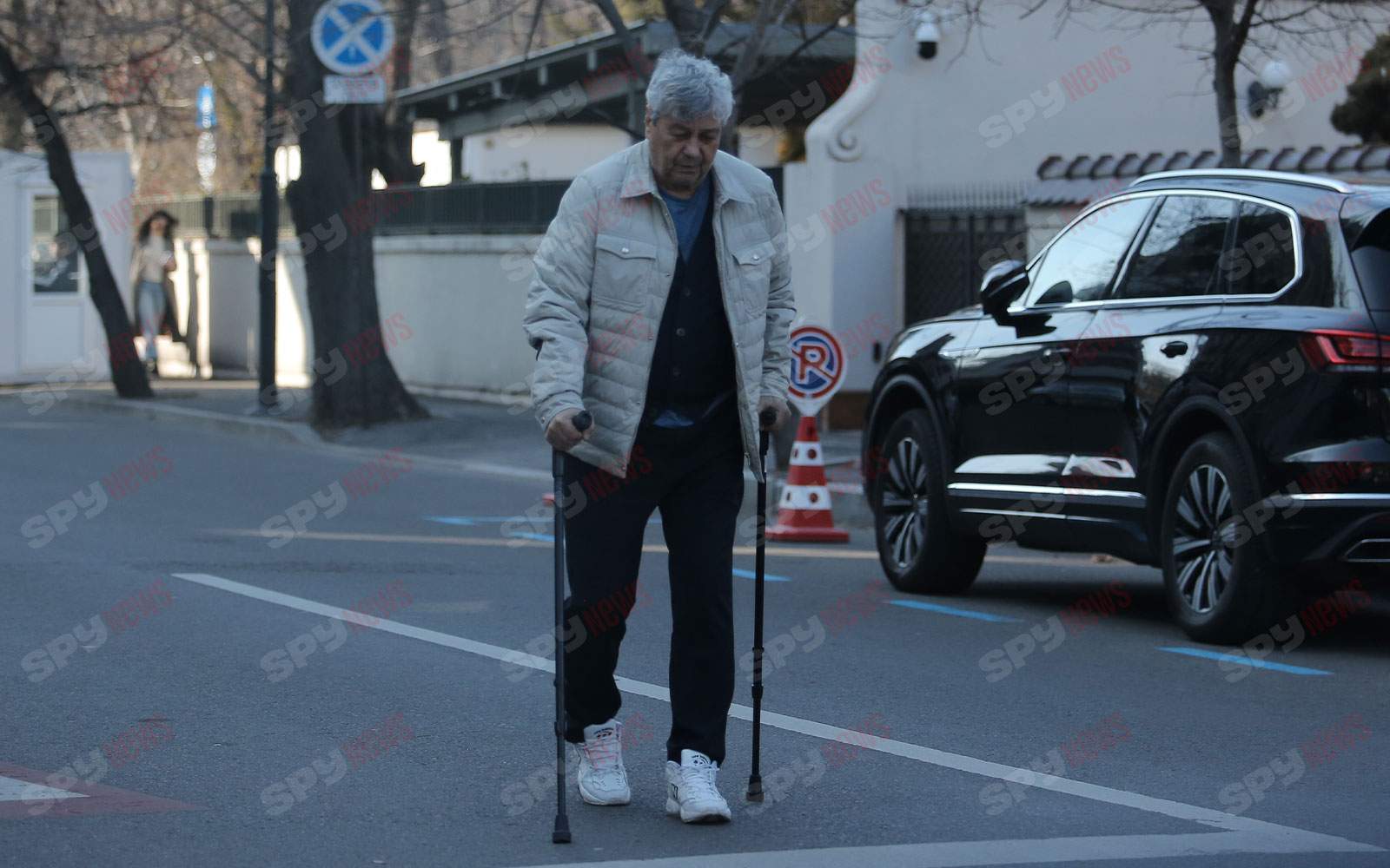 Imagini emoţionante cu Mircea Lucescu după operaţie! Selecţionerul alege să meargă în cârje, în loc să folosească maşina. Ce gest de milioane a făcut / PAPARAZZI