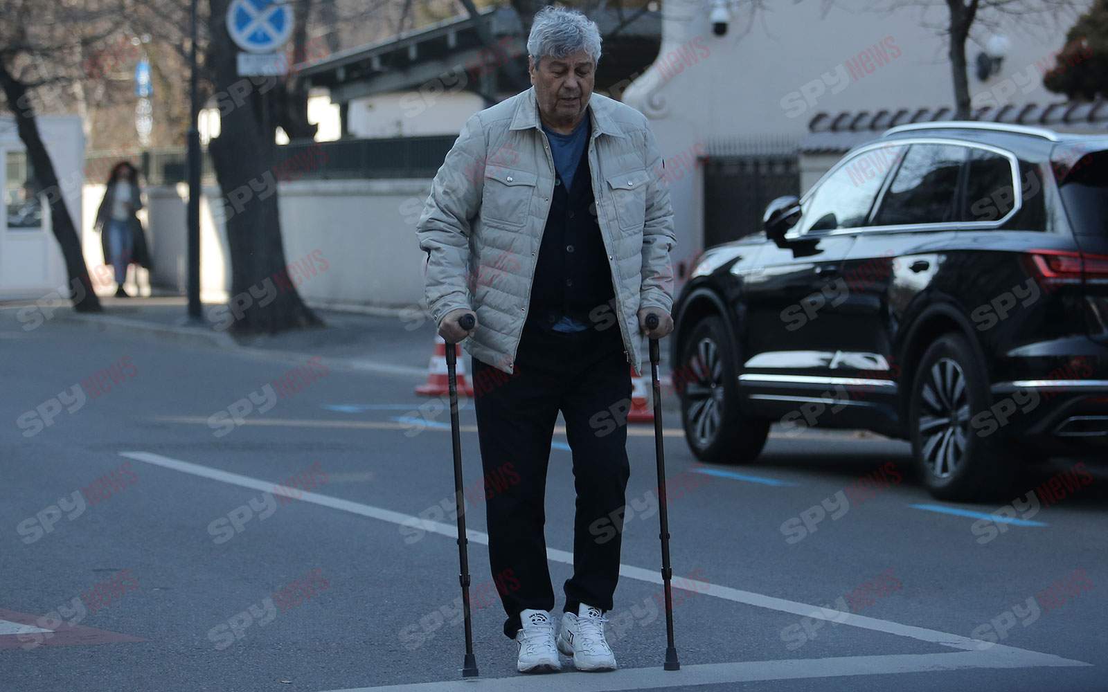 Imagini emoţionante cu Mircea Lucescu după operaţie! Selecţionerul alege să meargă în cârje, în loc să folosească maşina. Ce gest de milioane a făcut / PAPARAZZI