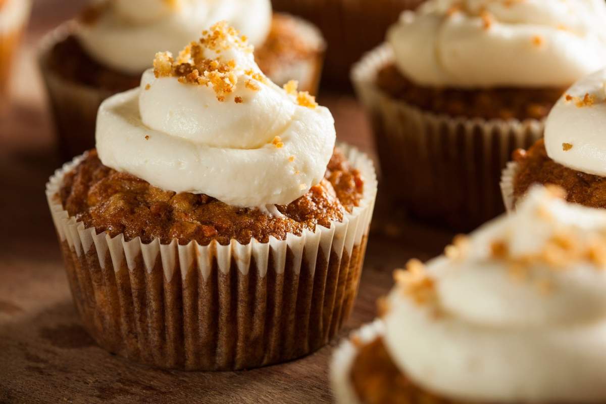 Cupcakes de casă de morcovi cu glazură de brânză cremă