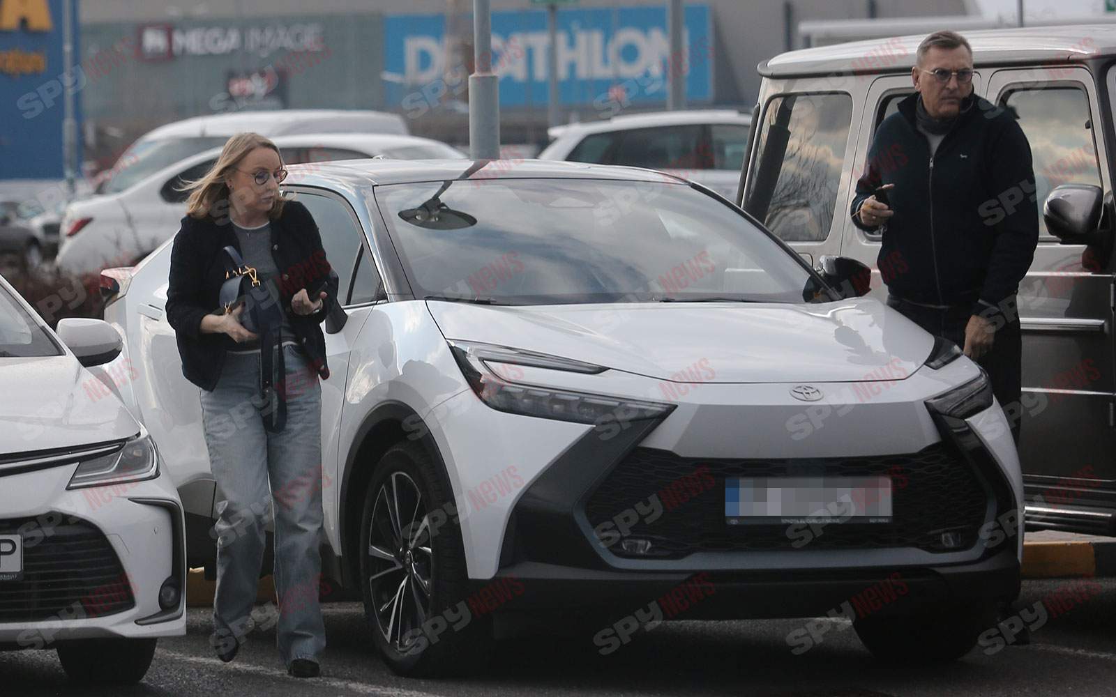 Totul se face în doi! Gabriela Szabo şi soţul, "vizită de lucru" la mall! Cum au fost filmaţi cei doi de către paparazzii Spynews.ro | PAPARAZZI