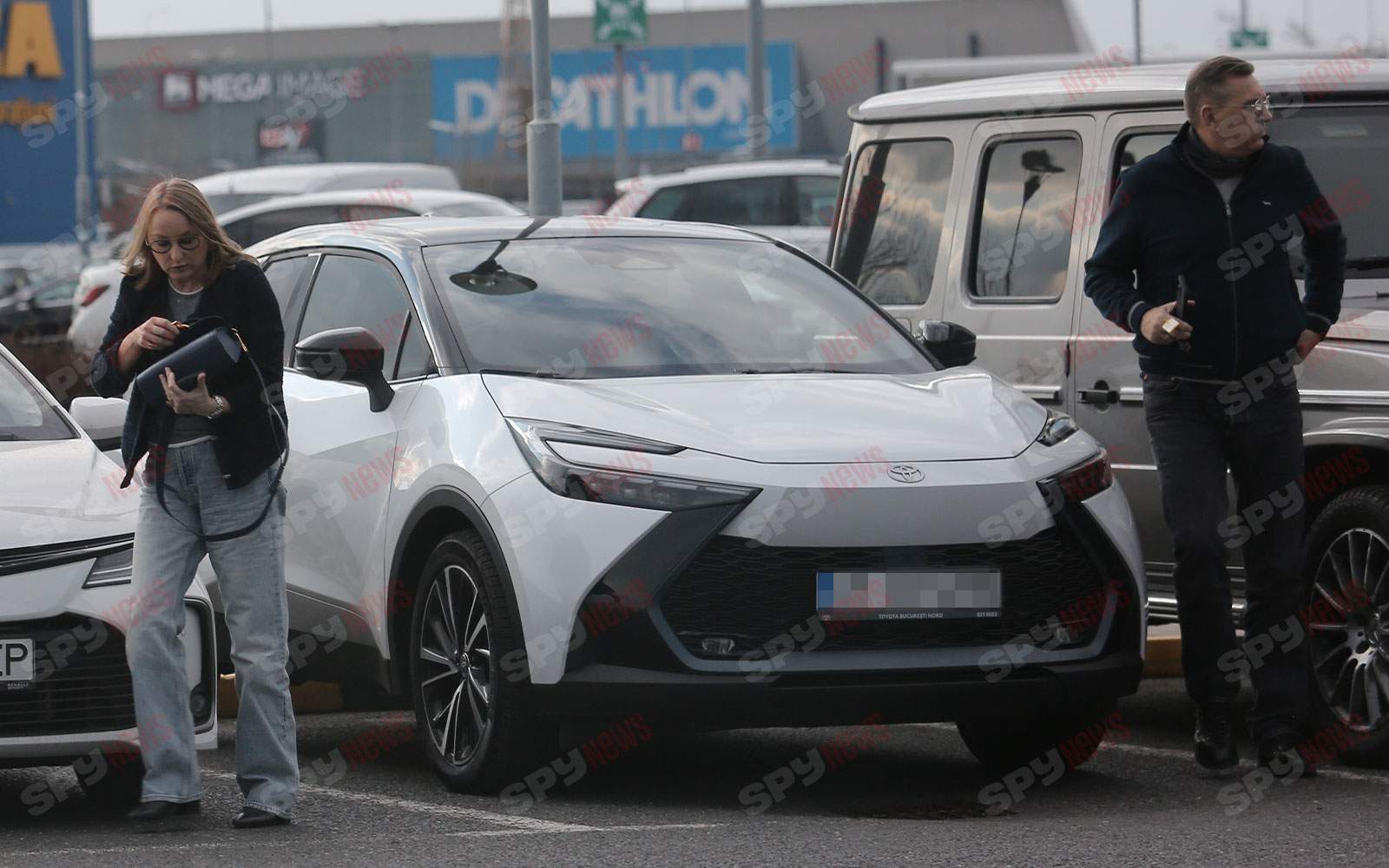 Totul se face în doi! Gabriela Szabo şi soţul, "vizită de lucru" la mall! Cum au fost filmaţi cei doi de către paparazzii Spynews.ro | PAPARAZZI