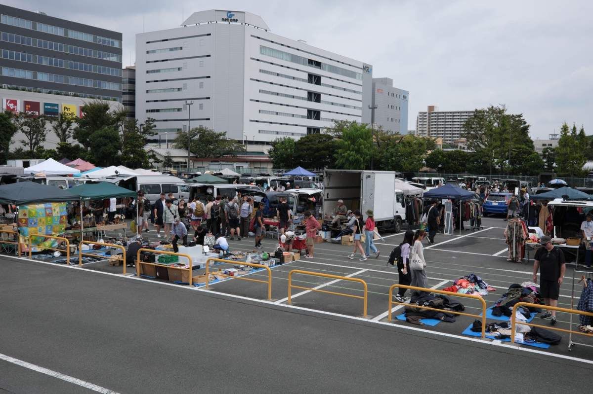 Tokyo City Flea Market la hipodromul Oi din Tokyo Japonia