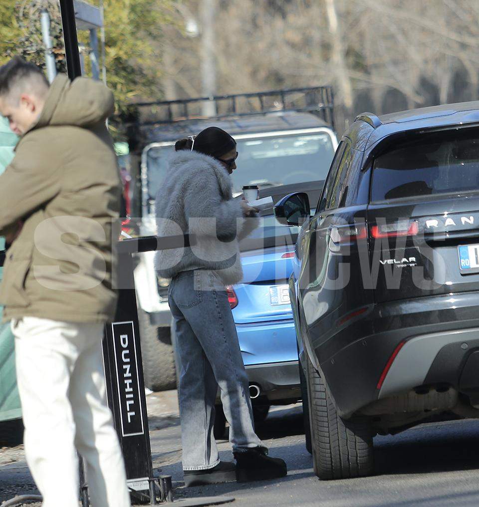 Cum arată viaţa lui Sore când nu este în faţa camerelor de luat vederi! Ce poftă a avut cântâreaţa în miezul zilei / PAPARAZZI