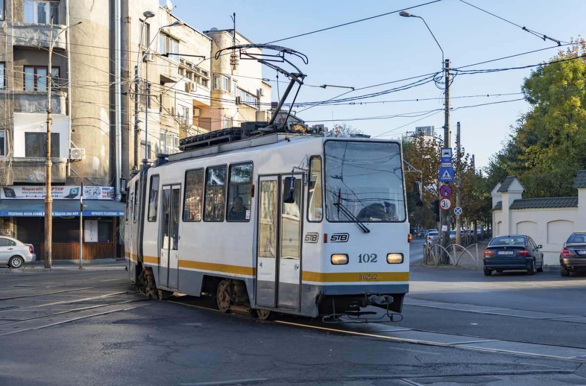 Haos în traficul din Capitală. Un autobuz a lovit un pieton. Tramvaie deraiate și călători răniți