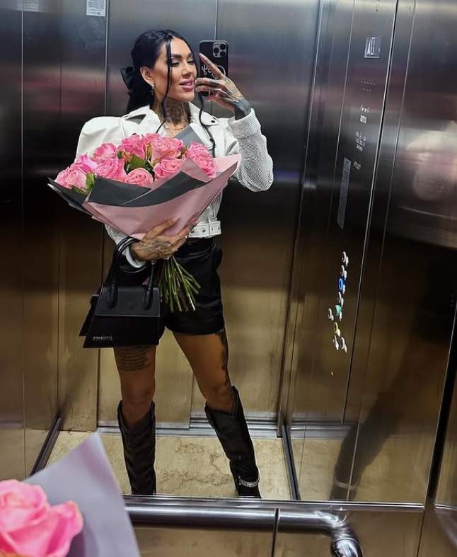 claudia florescu in lift