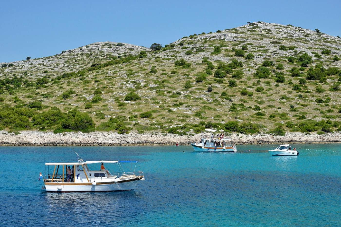 Croația, excursie cu barca în Golful Lojena al insulei Levrnaka, Insulele Kornati sau Kornati, Parcul Național Kornati, Marea Adriatică