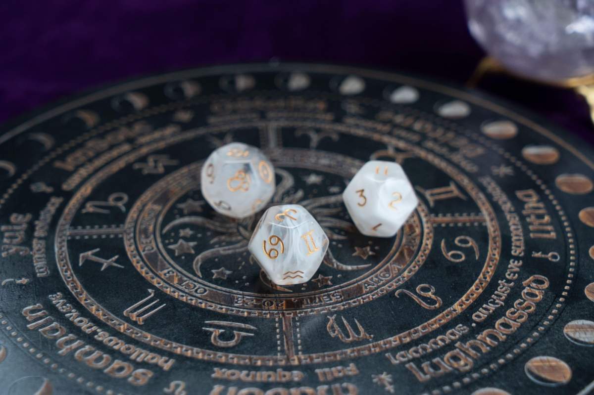 Cerc horoscop zodiac cu zaruri de divinație. Fortune telling și astrologie predicții grafice concept, ritualuri magice și experiență exoterică