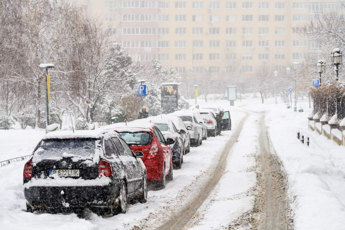 BUCUREȘTI, ROMÂNIA - 06 IANUARIE 2017: Furtună puternică de viscol acoperind cu zăpadă centrul orașului București.