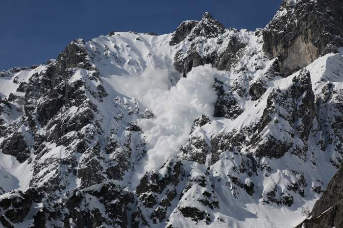 Risc de avalanșă în Munții Bucegi! Autoritățile atrag atenția turiștilor