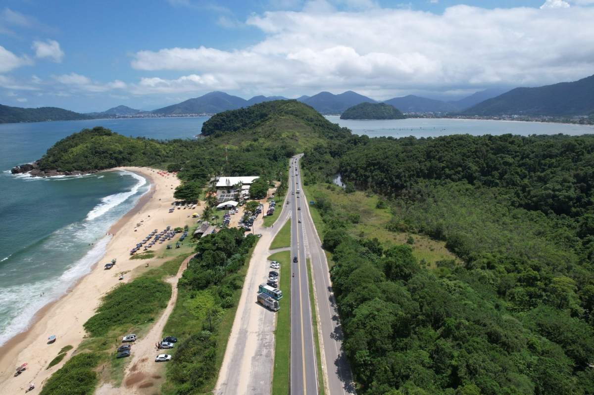 Plaja Vermelha do Norte, la Ubatuba, Brazilia, într-o zi însorită