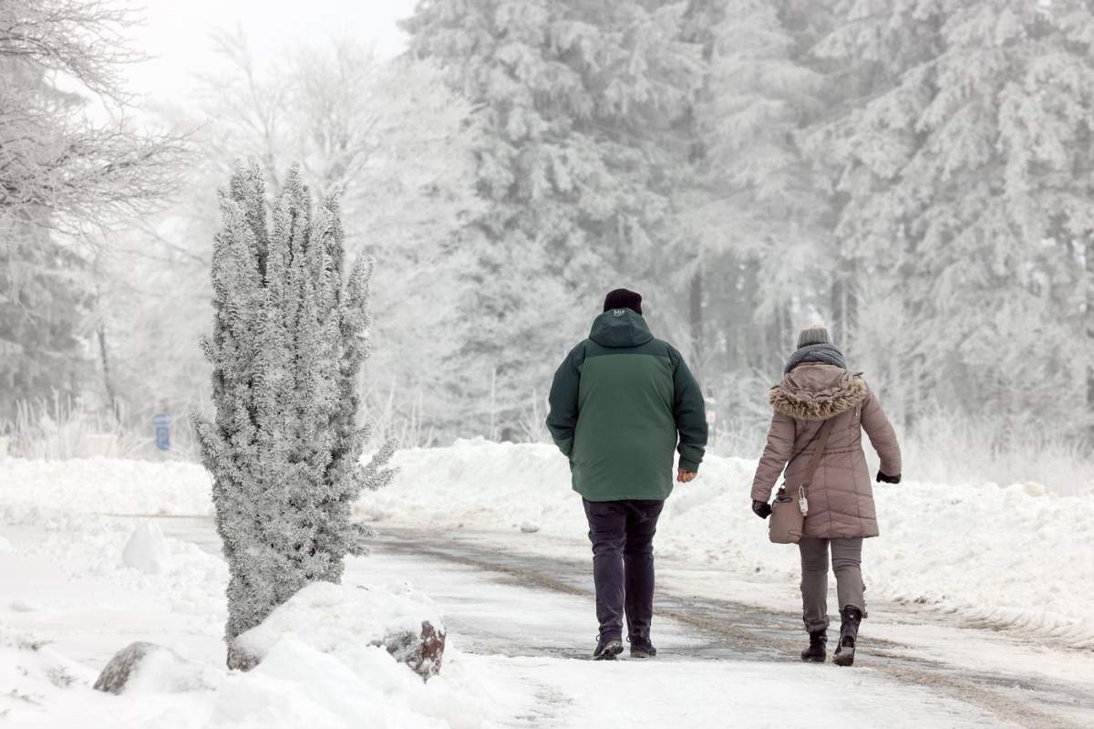 oameni care merg pe strada, peisaj de iarna