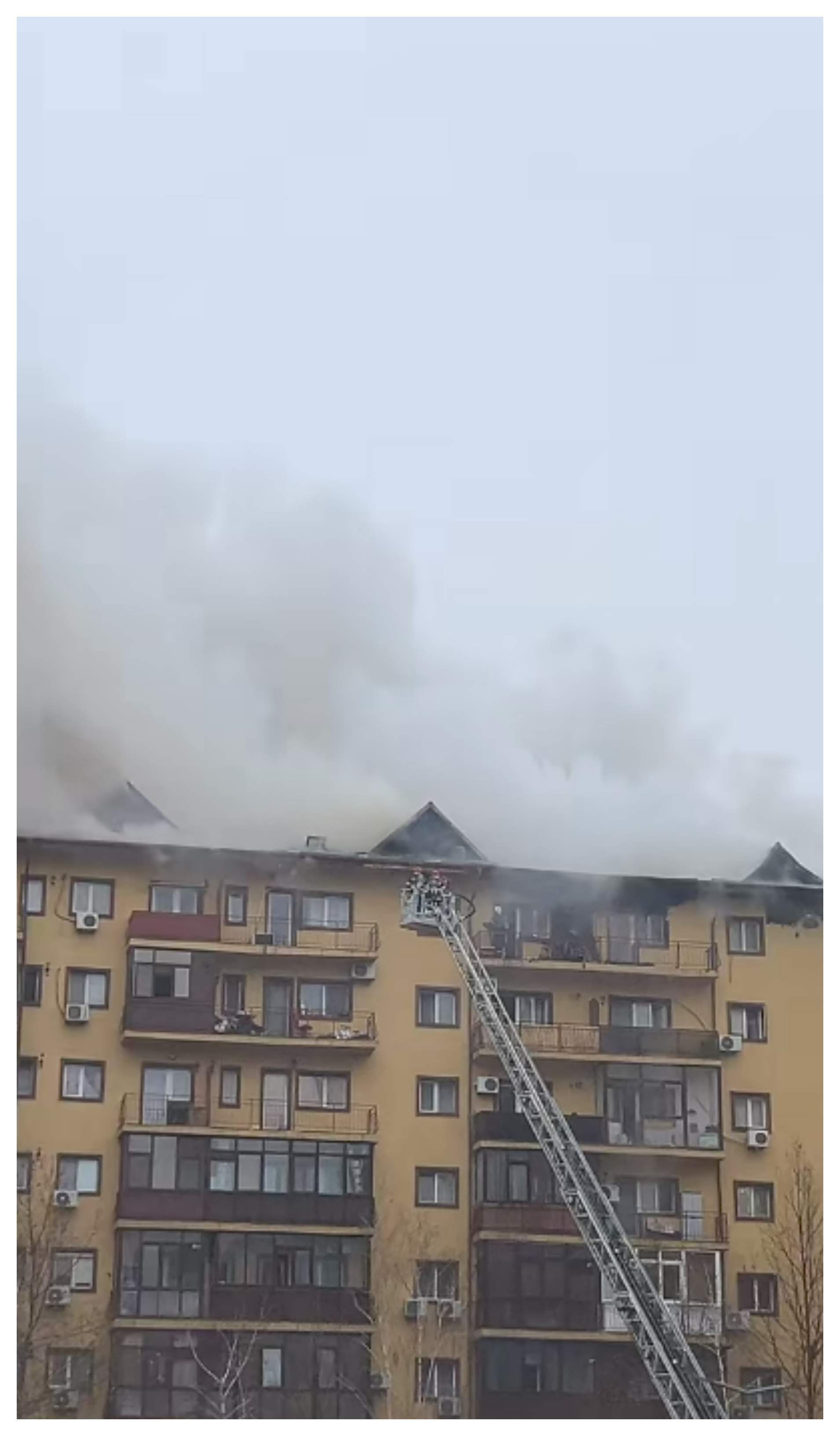 Incendiu la un bloc de locuințe în Militari Residence. Pompierii au intervenit cu 10 autospeciale