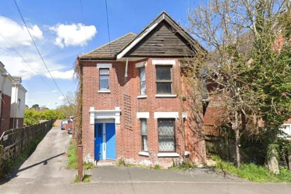 Casă scoasă la vânzare pentru 5 lei. Locuința are trei dormitoare și este situată în centrul orașului